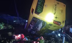 Lật xe khách ở Quảng Ngãi, 9 người thoát nạn