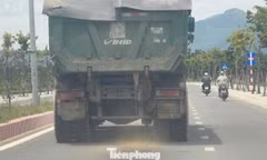 Theo chân xe chở cát ‘tắm đường’ ở Quảng Ngãi: Những ống nước tinh vi được giấu dưới gầm xe