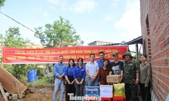 Chồng mất hơn 10 năm, nhà vừa bị bão quật đổ, hai mẹ con vất vả tái thiết