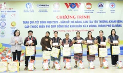 Trao 1.300 suất quà Tết cho người dân hai xã biên giới và công nhân có hoàn cảnh khó khăn