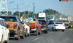 Trở lại sau kỳ nghỉ Tết, ô tô nối dài trên cao tốc dọc miền Trung