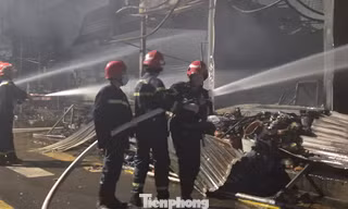 Chợ Biên Hòa tan hoang sau vụ cháy, nhiều ki-ốt bị thiêu rụi