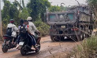  Dân khóc ròng vì xe chở đá 'cày' nát đường ở Đồng Nai