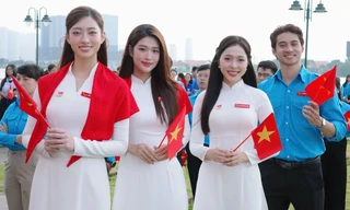 Vừa đón tuổi mới bên mẹ, Hoa hậu Lương Thùy Linh cùng các 'nàng Hậu' tự hào dự lễ chào cờ 'Tôi yêu Tổ quốc tôi' 