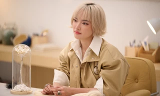 Vừa xuất hiện ấn tượng tại Times Square, Châu Bùi gây xúc động khi nghe Phùng Khánh Linh chia sẻ về biến cố gia đình