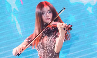 Tân binh nhạc Việt Izara Thiên Nga xinh như Hoa hậu, với chiều cao 1m75, đạt nhiều thành tích ấn tượng trong nghệ thuật