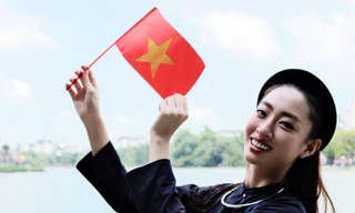 Hoa hậu Lương Thuỳ Linh diện trang phục Tày 'thả dáng' ở Hồ Gươm mừng Đại lễ 2/9