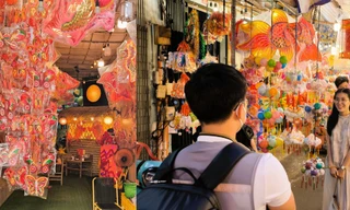 Hai ngày trước Trung Thu, phố lồng đèn Lương Nhữ Học tấp nập giới trẻ Sài Gòn đến tận hưởng không khí lễ hội