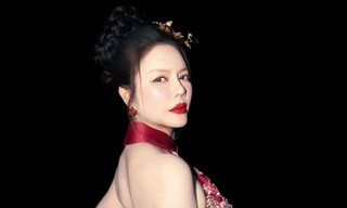 Sắc vóc quyến rũ của 'mỹ nhân không tuổi' này khi sải bước trên sàn diễn thời trang khiến netizen không khỏi trầm trồ