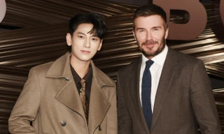 Vừa 'gây sốt' khi xuất hiện cùng David Beckham, Isaac như 'tổng tài xé sách bước ra' giữa lòng kinh đô thời trang Ý