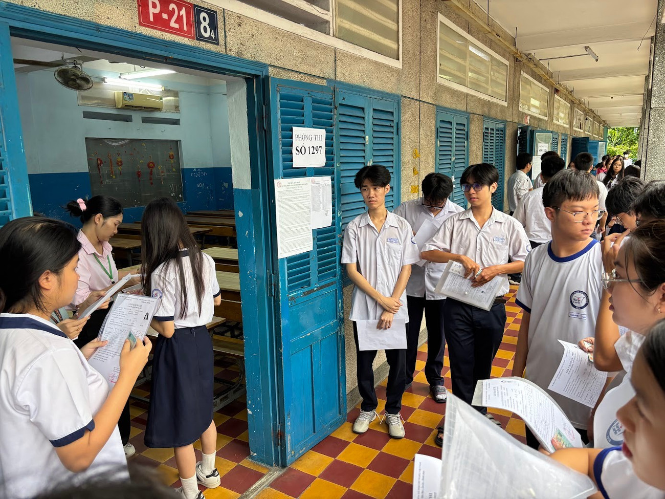 Theo đó, Trường Đại học Y Dược TPHCM – nơi đào tạo hàng đầu về khối ngành sức khỏe tại TPHCM có điểm sàn giảm mạnh. Cụ thể: Điểm sàn ngành Y khoa và Răng–Hàm–Mặt là 22 điểm (giảm 2 điểm so với 24 năm 2024). Ngành Y học cổ truyền và Dược học lấy 19 điểm (giảm 2 điểm). Các ngành khác (Điều dưỡng, Xét nghiệm,…) nhận hồ sơ từ 17 điểm. thi3.jpg