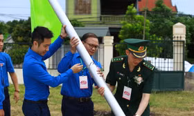 Đại biểu thanh niên trao tặng công trình thanh niên và tri ân người có công với cách mạng.