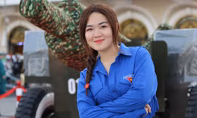 Bạn trẻ Sài Gòn thích thú check-in cùng dàn pháo lễ tại bến Bạch Đằng 
