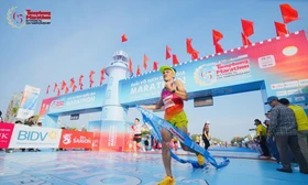 Vận động viên Nguyễn Văn Long vô địch Tiền Phong Marathon ở tuổi 39 