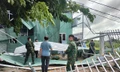 Lực lượng chức năng hỗ trợ người dân khắc phục hậu quả.
