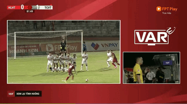 Pha thổi phạt đền tranh cãi của trọng tài Duy Lân Pha thổi phạt đền tranh cãi của trọng tài Duy Lân