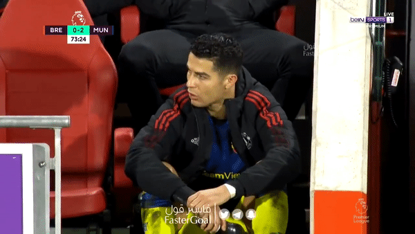 Ronaldo tỏ thái độ khi phải rời sân sớm Ronaldo tỏ thái độ khi phải rời sân sớm