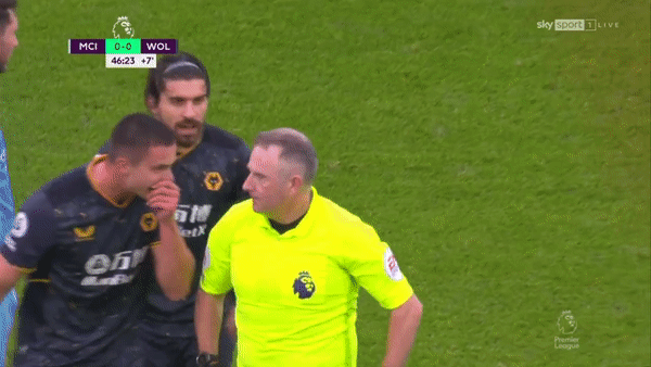 Raul Jimenez nhận thẻ đỏ ngu ngốc nhất lịch sử Ngoại hạng Anh