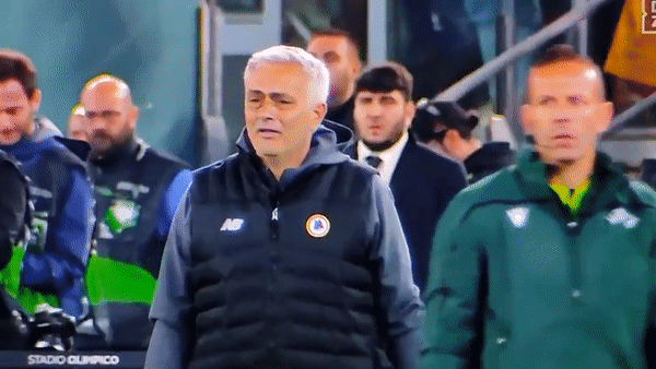 Mourinho mếu máo khóc mừng chiến thắng của Roma Mourinho mếu máo khóc mừng chiến thắng của Roma