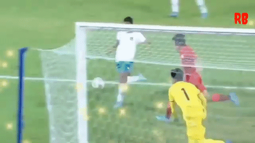 Pha va chạm khiến thủ môn U20 Indonesia bất tỉnh