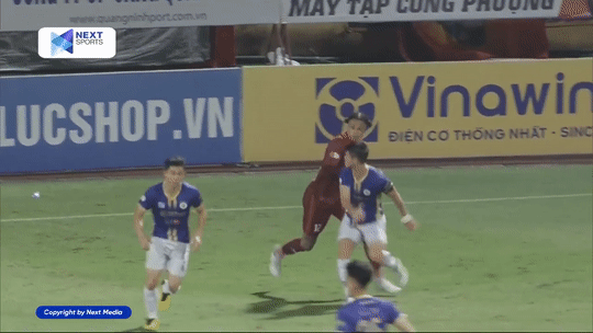 Tình huống Duy Mạnh đánh cùi chỏ vào người đối thủ. Nguồn: Next Media