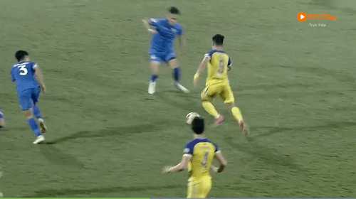 Pha vào bóng rất nặng của Tăng Tiến với Tuấn Hải