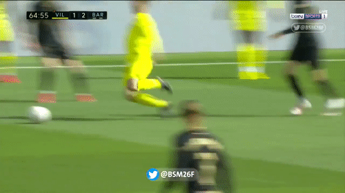 Cận cảnh pha vào bóng nguy hiểm của Manu Trigueros.