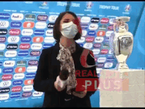 Phóng viên hoảng hồn nhìn chiếc cúp Euro 2020 'bay' thẳng xuống sàn nhà