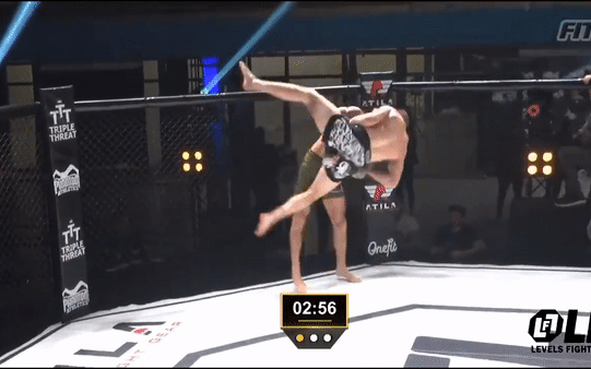 Võ sĩ MMA chuyển bại thành thắng sau cú khoá cổ mãn nhãn