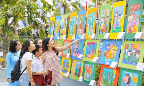 Bước vào hai thế giới: Triển lãm tranh của teen khiến người xem thấy chính mình