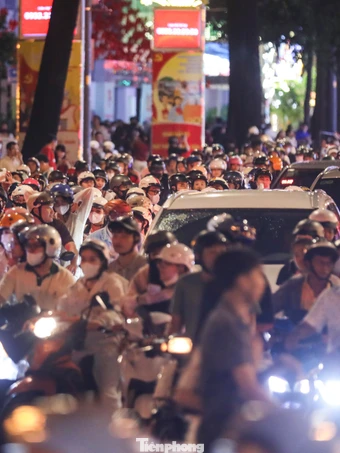 Dòng người đổ về trung tâm TPHCM, nhiều tuyến đường ùn tắc kéo dài