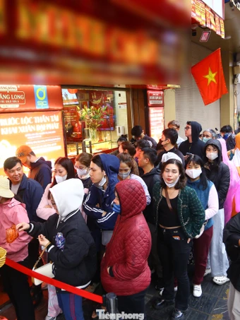 Đội mưa từ 4h sáng 'săn' vàng trước ngày vía Thần tài