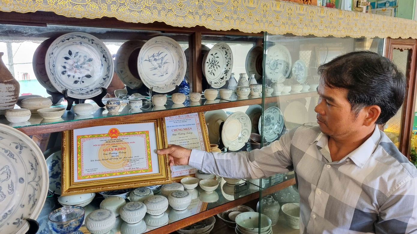 Cổ vật chen lẫn vỏ ốc biển trưng trong tủ của gia đình một ngư dân ở thôn Châu Thuận Biển. Ảnh: Nguyễn Ngọc ps-ngay-179-a9.jpg