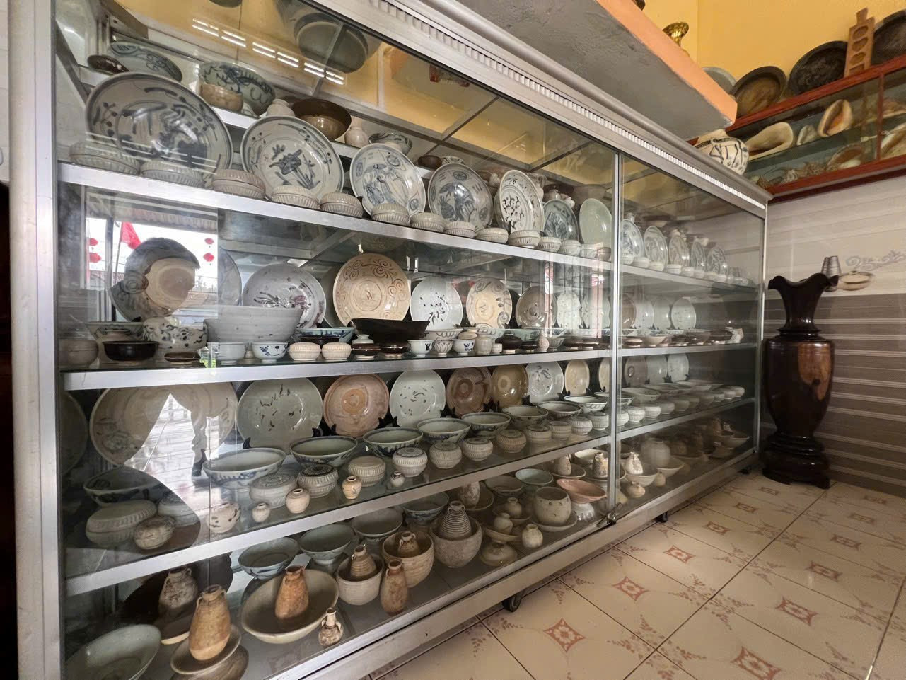 Các cổ vật gốm sứ chén, bát, đĩa... được ngư dân nhặt được. Ảnh: Nguyễn Ngọc ps-ngay-179-a8.jpg