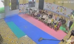 Giáo viên có hành vi bạo hành trẻ đã bị nhà trường cho nghỉ việc. Ảnh cắt từ clip.