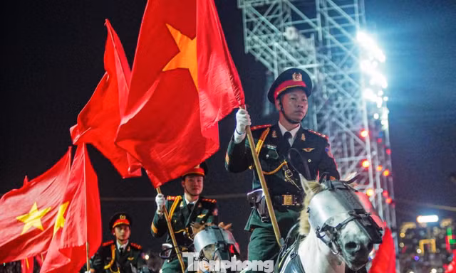 Màn diễu binh 1.000 cán bộ, chiến sĩ gây sốt