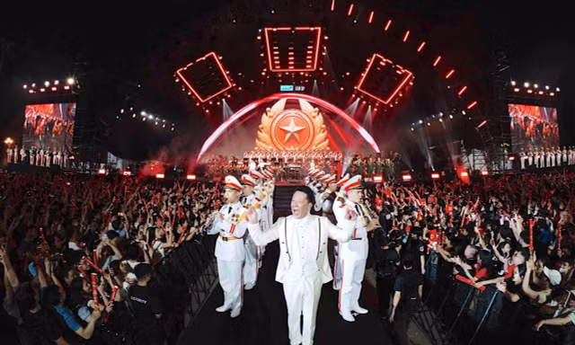 Khoảnh khắc hàng nghìn người hòa giọng cùng 200 nhạc công