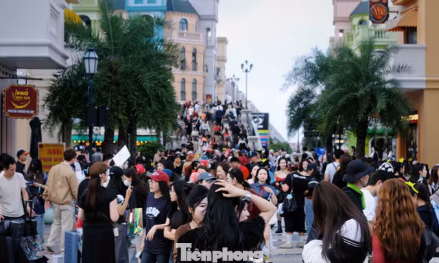 Biển người đổ về Hưng Yên