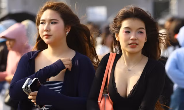 Fan mặc sexy đổ về Mỹ Đình gặp 28 anh trai