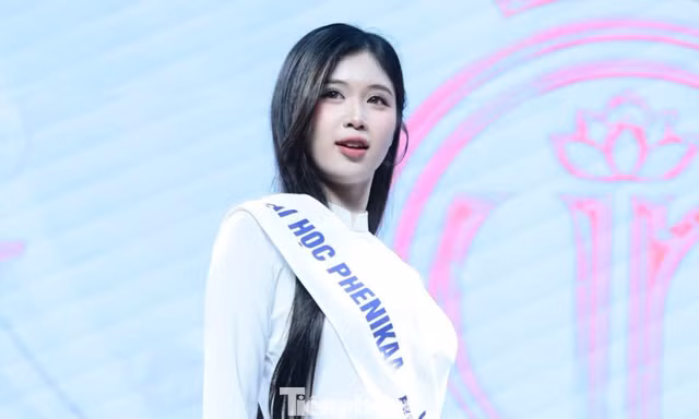 Nữ sinh catwalk cùng Á hậu Châu Anh, Vân Nhi