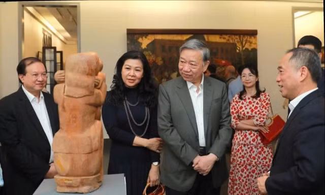 Tổng Bí thư Tô Lâm và phu nhân tham quan triển lãm 100 năm mỹ thuật Việt Nam