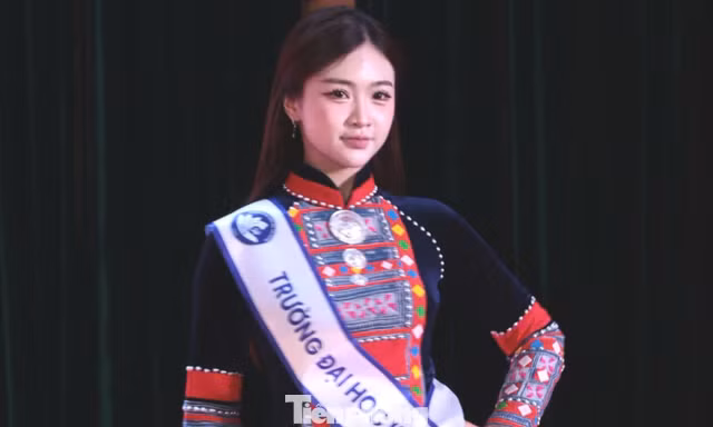 Nữ sinh Thái Nguyên tự tin sải bước cùng Hoa hậu Hà Trúc Linh