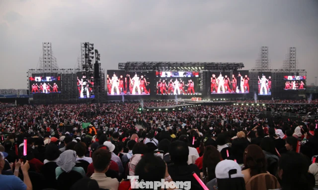 50 nghệ sĩ bùng nổ trong đêm nhạc 10 tiếng hút hàng chục nghìn người ở Hưng Yên