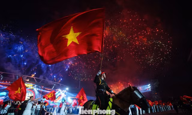 Biển người ở Mỹ Đình vỡ òa