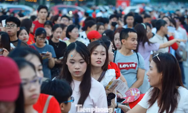 Cảnh tượng 40.000 người đổ về Mỹ Đình