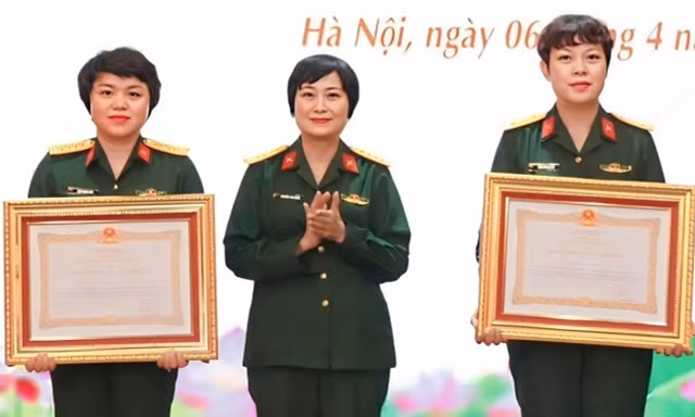 Đạo diễn 'Mưa đỏ' nhận Huân chương
