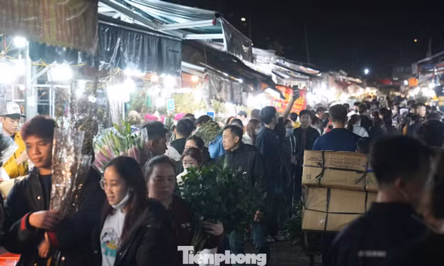 Biển người đổ về chợ hoa đêm 27 Tết