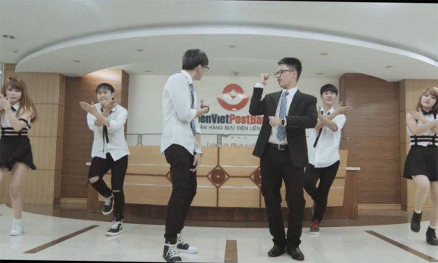 Nhân viên ngân hàng hát rap mời vay tiền