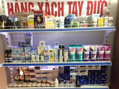 Hàng xách tay được nhiều người săn lùng vì giá rẻ hơn hàng chính hãng. 