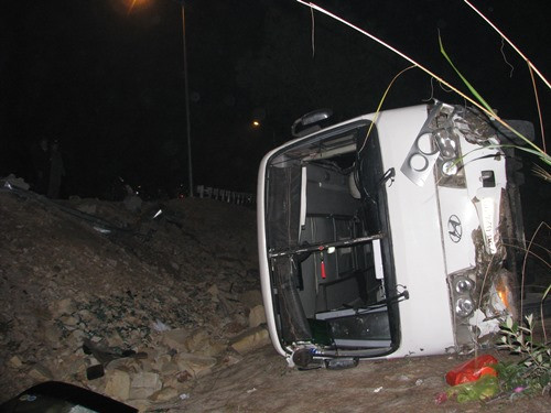 Hiện trường vụ lật xe. Ảnh: Minh Cương/VnExpress